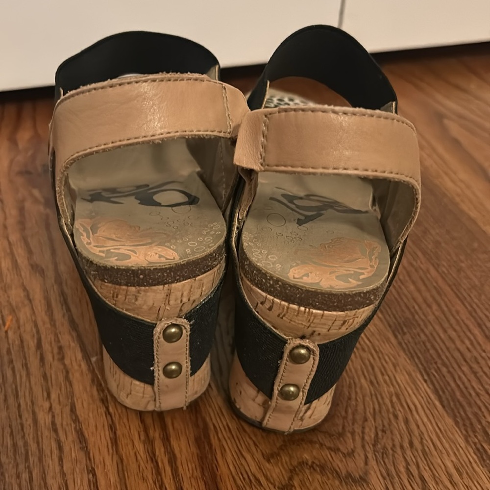 OTBT Tan and Black Wedge Heels - Picture 4 of 6